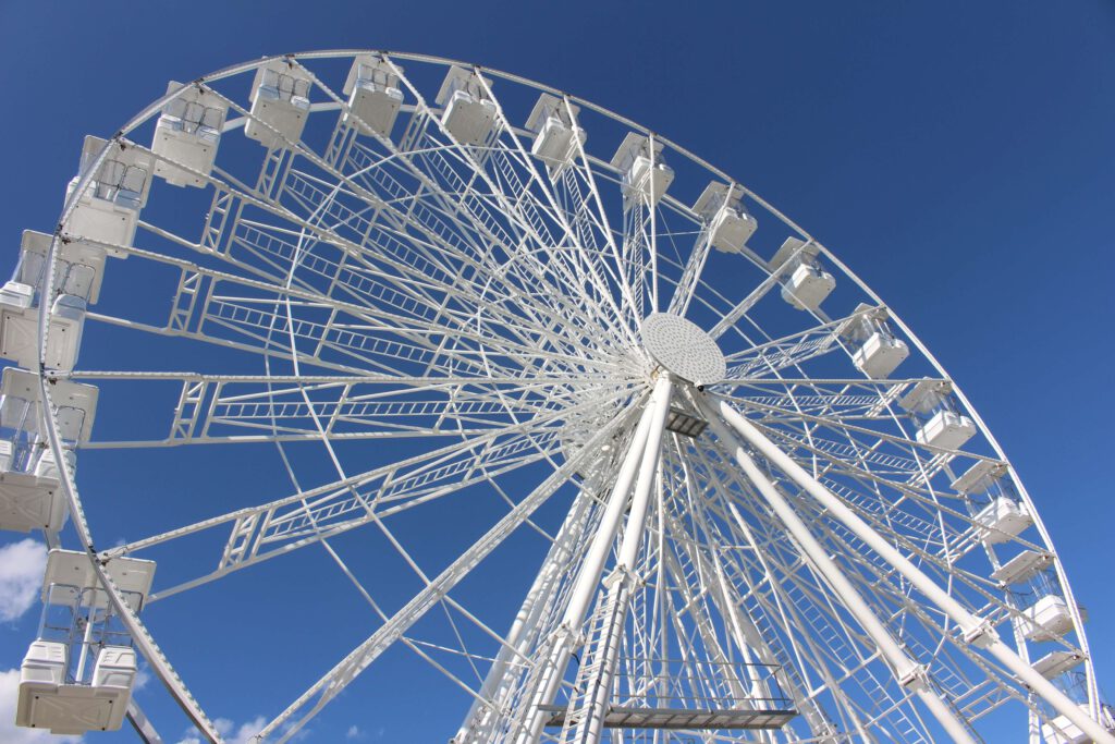 weißes Riesenrad im Gizycko Lötzen Freizeitpark