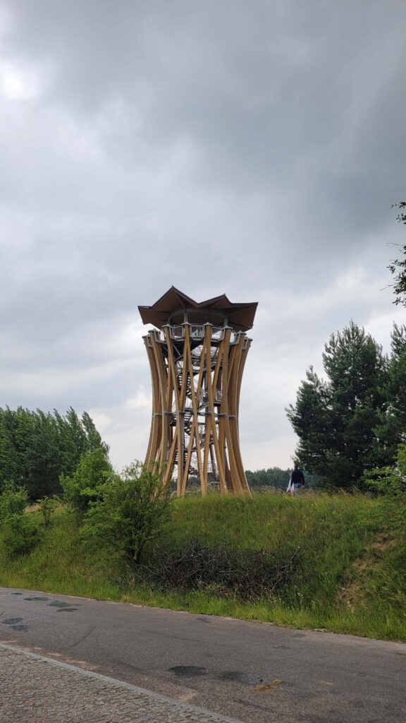 Aussichtsturm mit Blick auf die alte Bahnbrücke