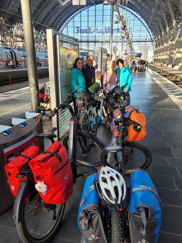 Frankfurt Bahnhof ICE Start der Reise