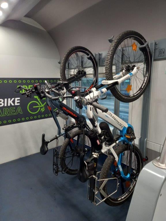 mit den Fahrrädern in der Bahn in Italien, Fahrradurlaub