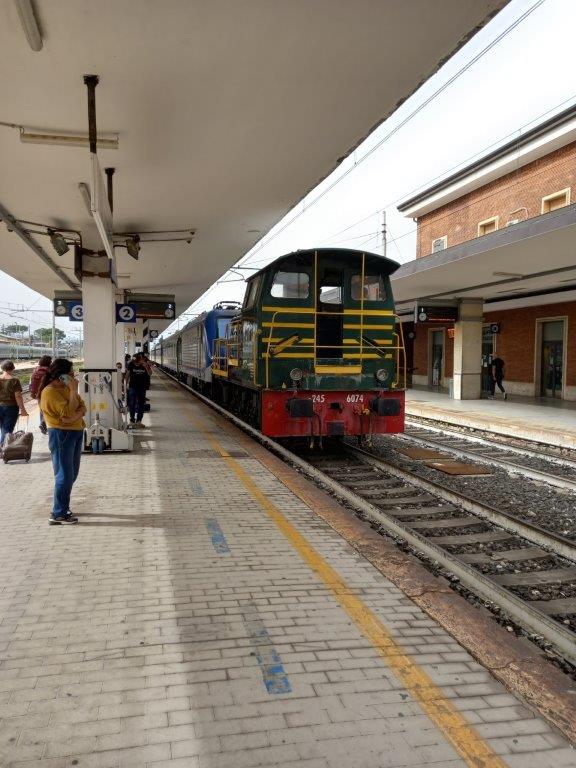 Bahnhof Italien Zug mit Fahrrad im Zug E- Bike